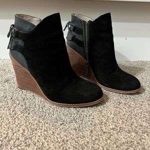 Hinge booties